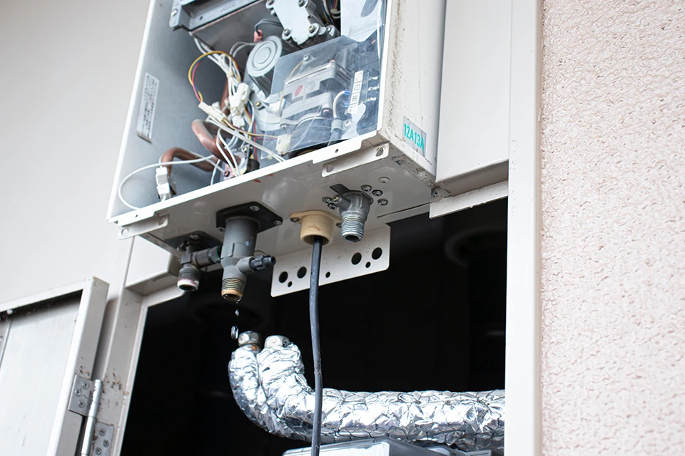 ガス給湯器の交換作業