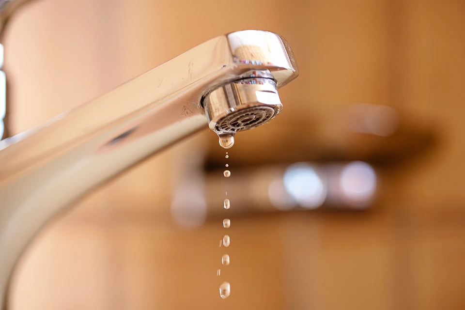 先端から水漏れしている蛇口