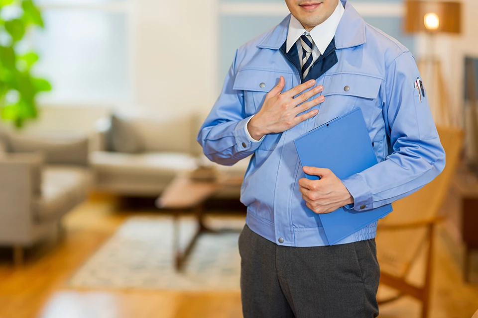 胸に手を当てる作業員