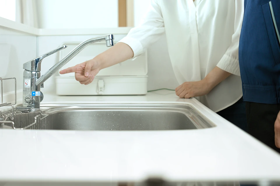 蛇口について相談する女性