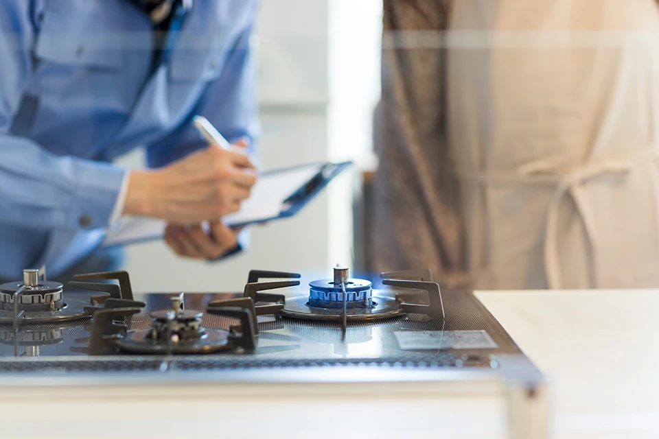 ガス機器について説明する作業員